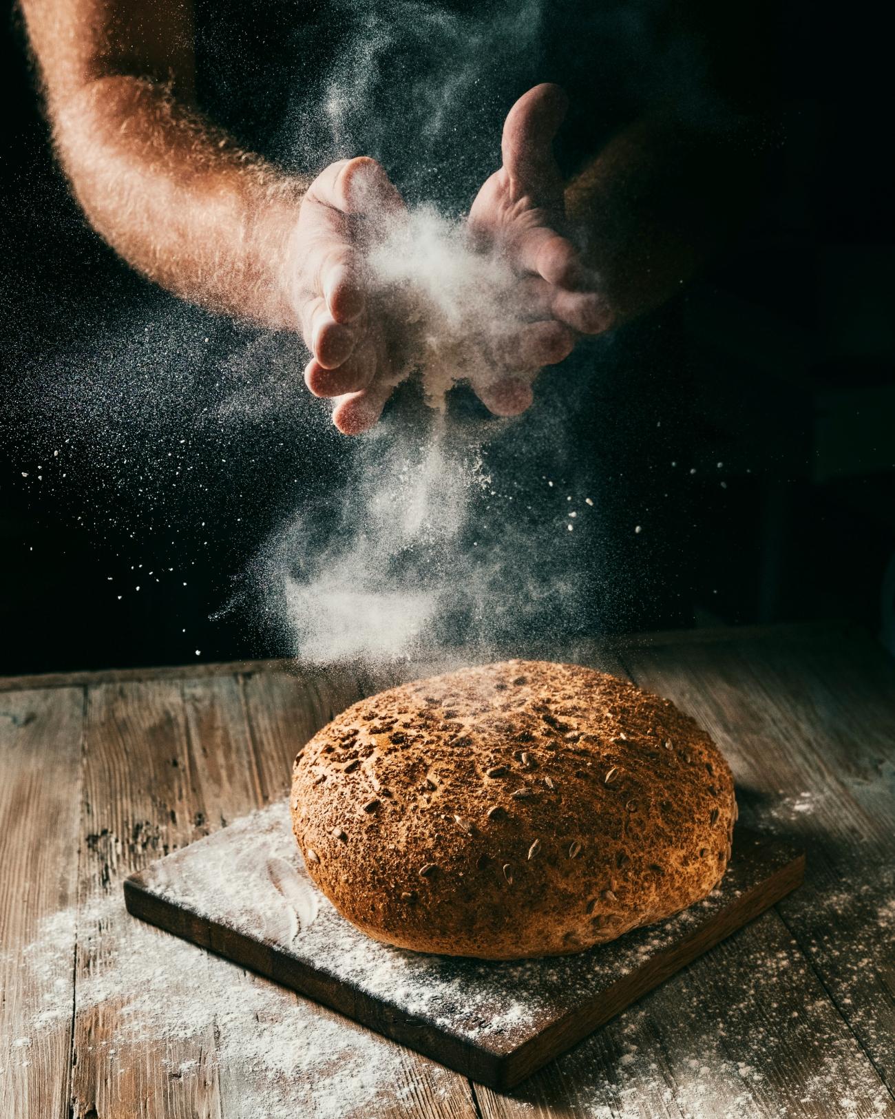 Ein Laib Brot der mit Mehl bestreut wird