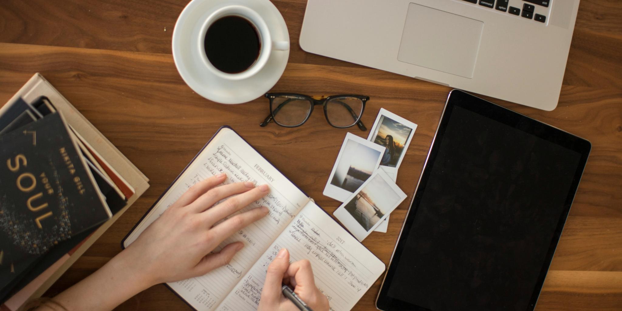 Eine Person hält einen Kugelschreiben und blickt auf einen Laptop (c) Foto von Thought Catalog auf Unsplash Eine Person hält einen Kugelschreiben und blickt auf einen Laptop
