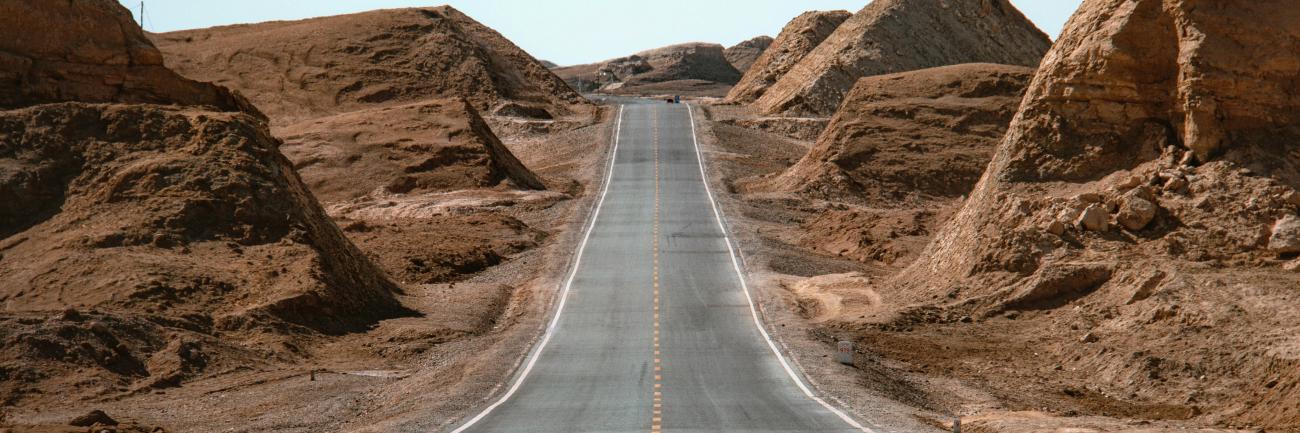 Graue Betonstrasse in der nahe von Brown Mountain tagsüber.