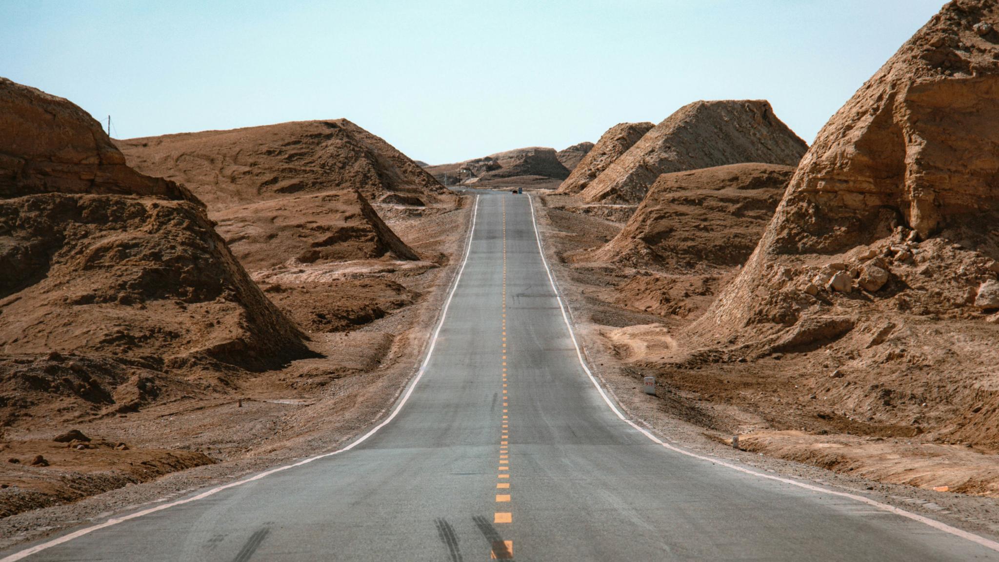Graue Betonstrasse in der nahe von Brown Mountain tagsüber.