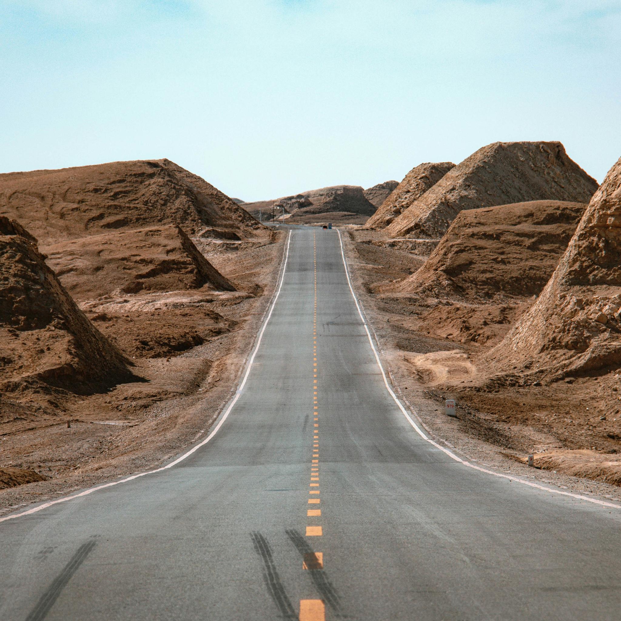Graue Betonstrasse in der nahe von Brown Mountain tagsüber.