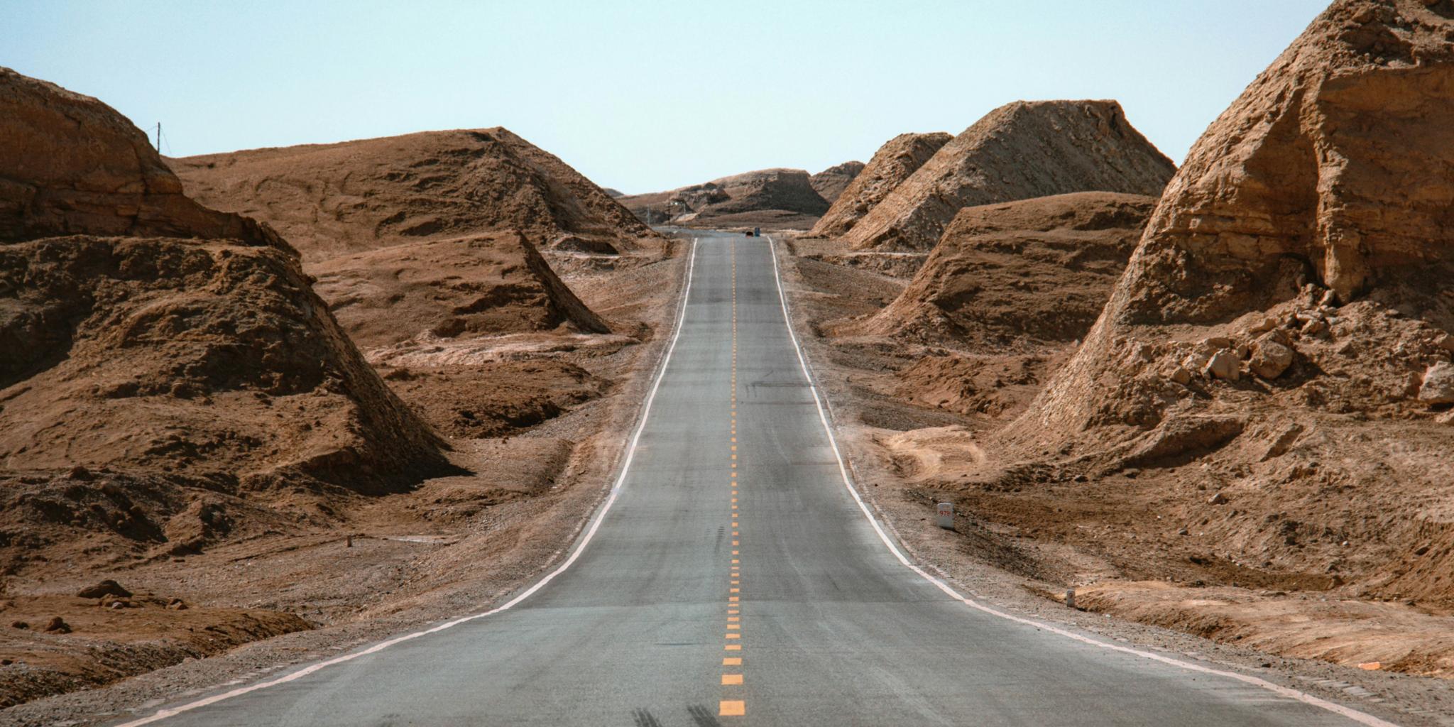 Graue Betonstrasse in der nahe von Brown Mountain tagsüber. (c) Foto von Vista Wei auf Unsplash Graue Betonstrasse in der nahe von Brown Mountain tagsüber.