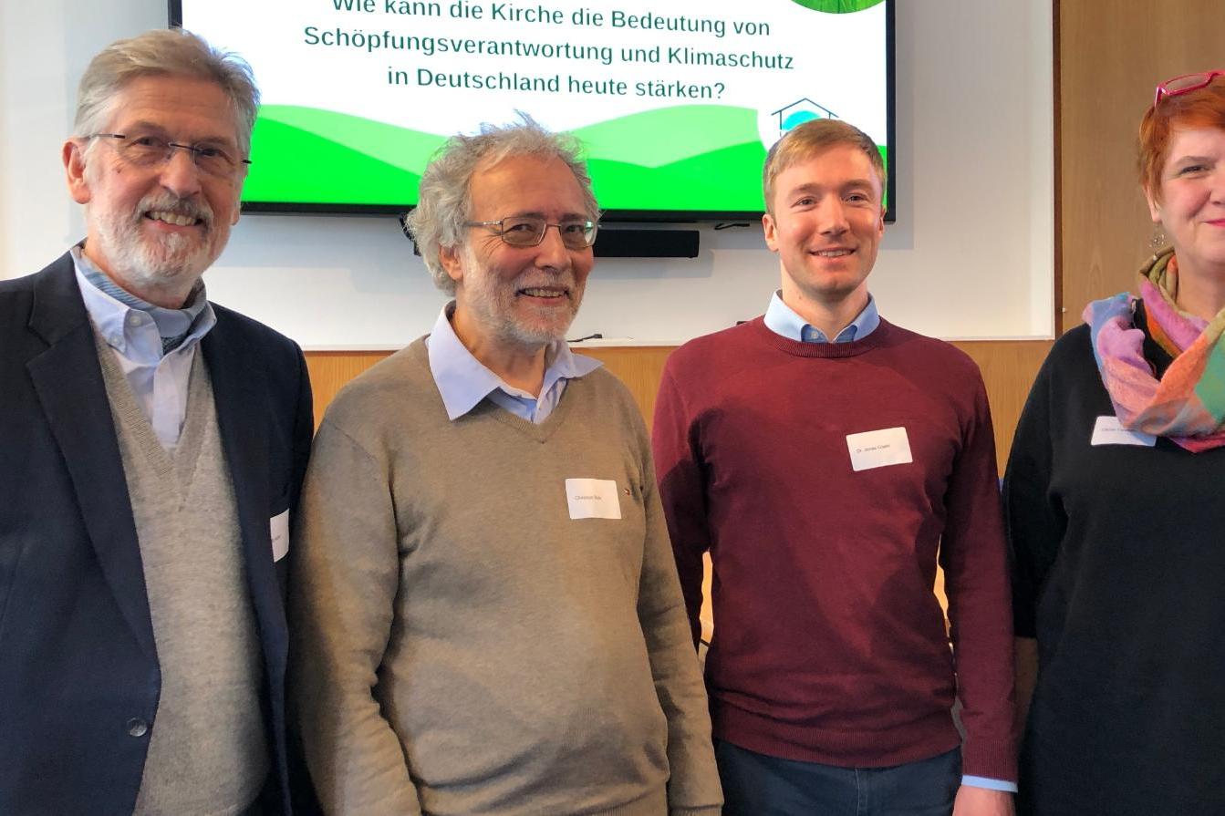 (Von links) Ludwig Kuhn (Leitungsteam der DKU), Christoph Bals, Dr. Jonas Goehl und Cäcilie Fieweger (Leitungsteam der DKU).