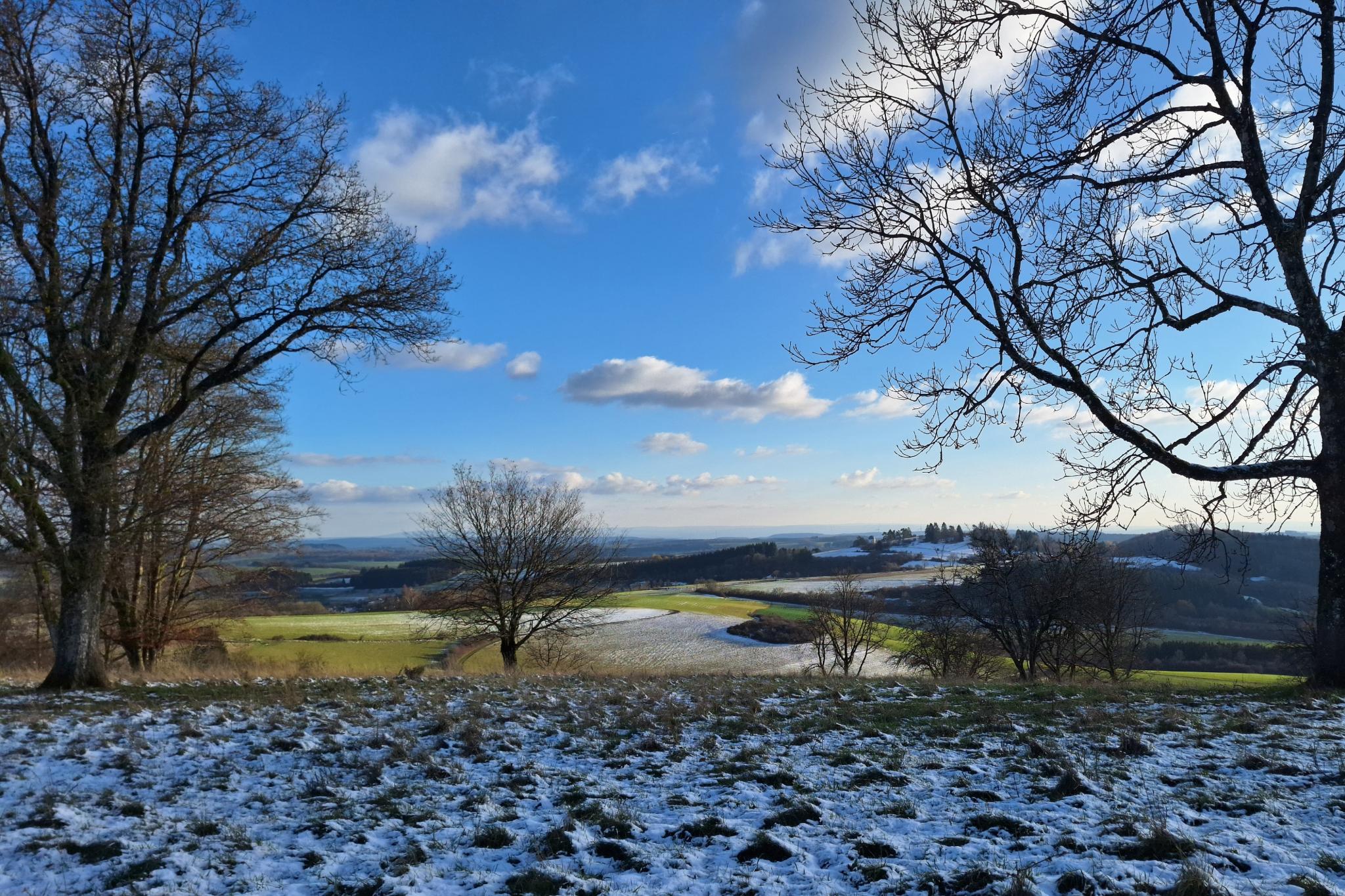 Landschaft mit ein wenig Schnee
