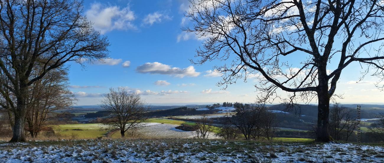 Landschaft mit ein wenig Schnee