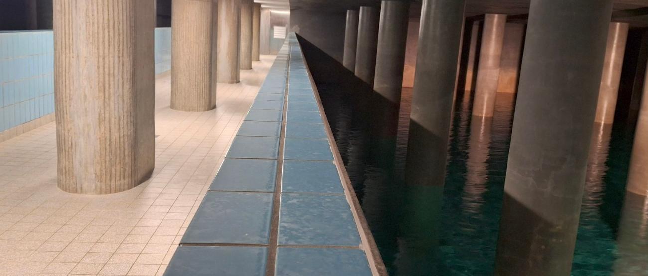 Säulen einer Halle mit Wasserspeicher