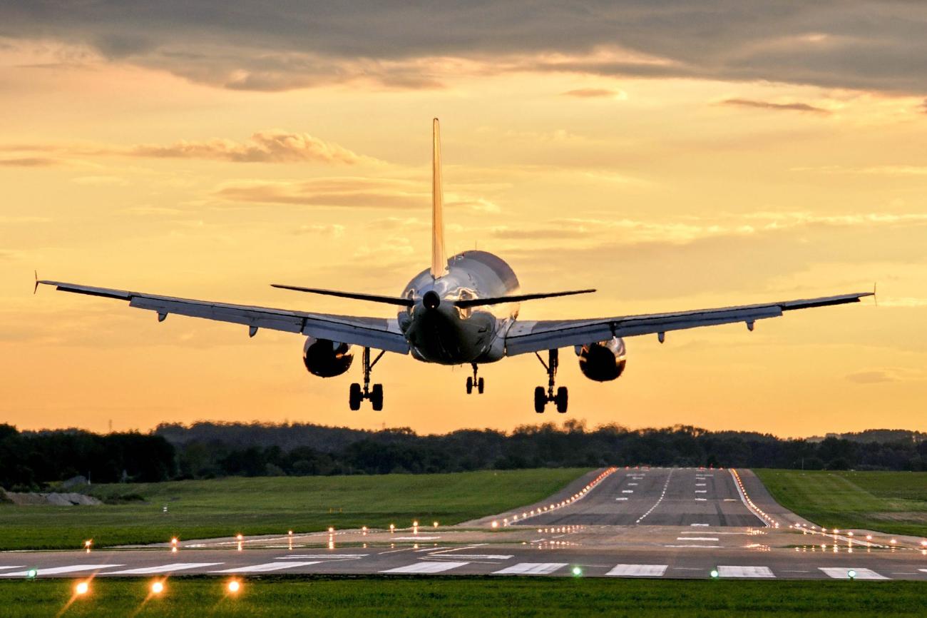 Flugzeug im Landeanflug vor Abendhimmel