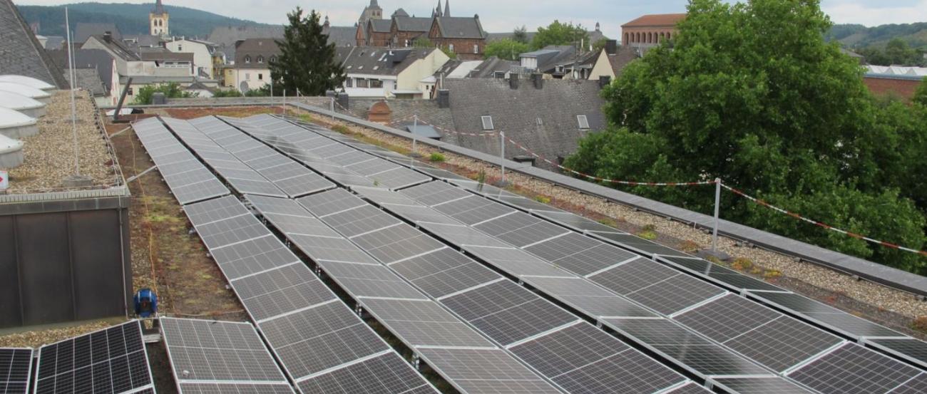 PV-Anlage auf dem Dach des Angela-Merici-Gymnasiums Trier