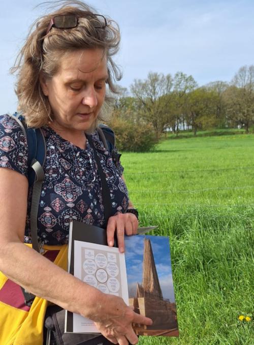 Dozentin mit Buch