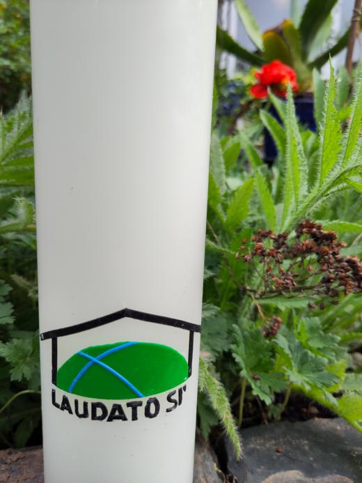Kerze mit Logo des Jubiläumsjahres 10 Jahre Enzyklika Laudato si´