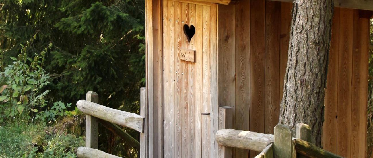 Toilettenhäuschen im Wald