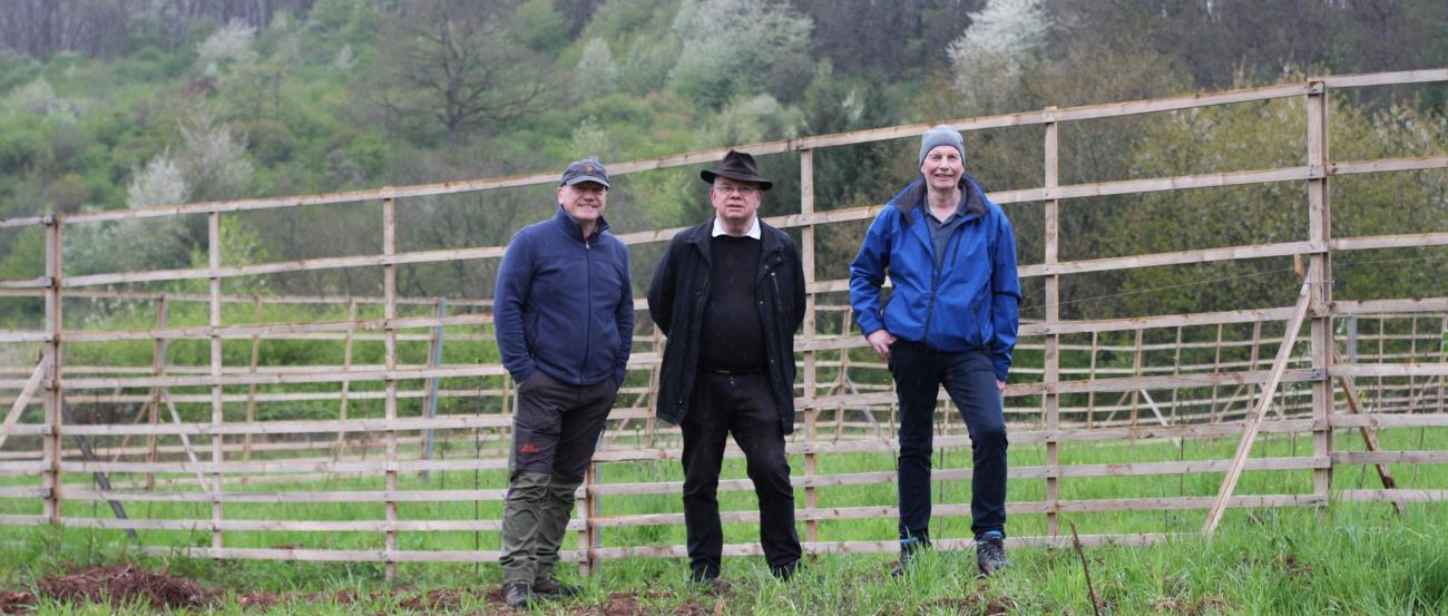 Bernhard Pütz, Pfarrer Georg Goeres und Peter Brosius vor dem Hordengatter