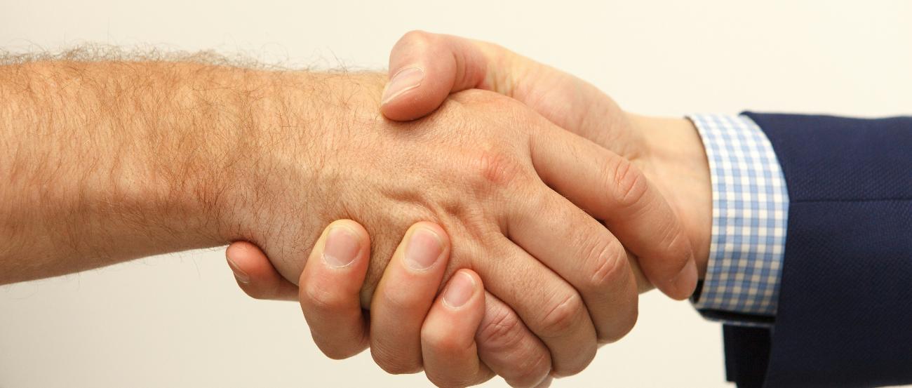 Zwei Männerhände im Handdruck