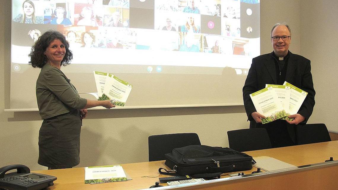 Charlotte Kleinwächter (links) und Bischof Dr. Stephan Ackermann (rechts) bei der Verleihung des Umweltpreises 2020 am 23. April 2021