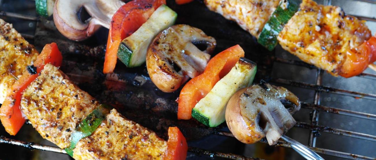 Drei vegetarische Gemüsespieße auf dem Grill (c) RitaE / Pixabay.com Drei vegetarische Gemüsespieße auf dem Grill