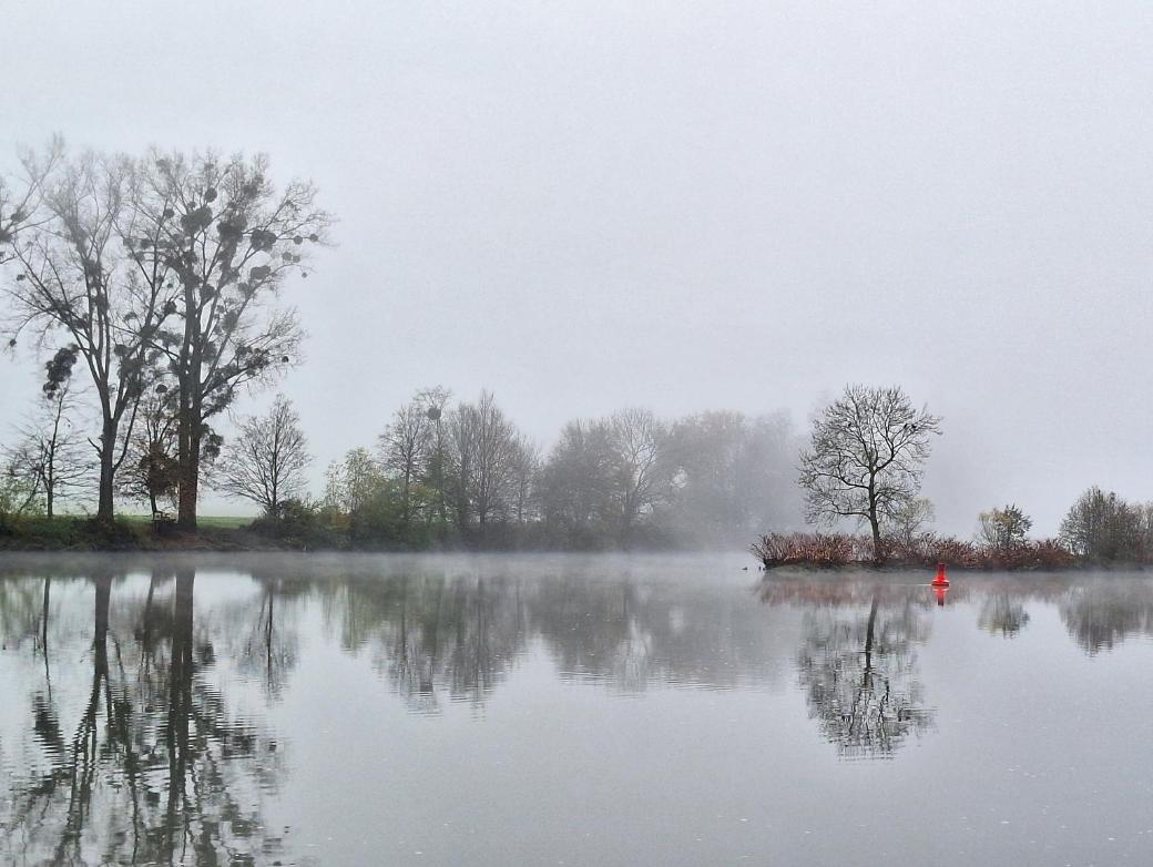 Fluß mit Insel im Nebel