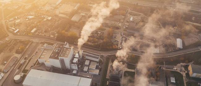 Industriegelände mit rauchenden Schloten von oben gesehen