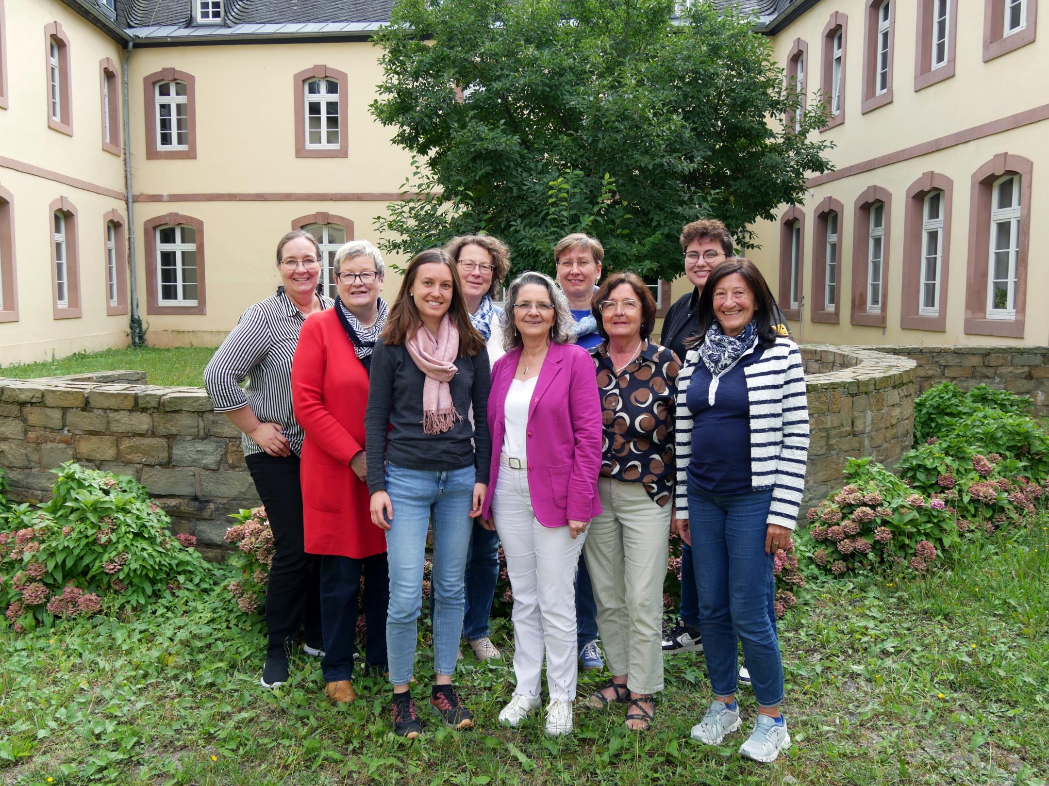 v.l.n.r.: Melanie Sachtleben (SkF), Beate Barg (SkF), Rebecca Britz (KDFB), Ruth Mareien de Bueno (KAB), Carla Brittner (kfd), Annette Bollig (bvpr), Anne Basten (KAB), Alexandra Krämer (Kolping), Andrea Schnitzius (BVPS). Es fehlt Silvia Schmitz-Metzler vom Berufsverband der Gemeindereferent*innen. Es fehlen: Silvia Schmitz-Metzler (Berufsverband der Gemeindereferent*innen), Elke Grün (Kolping) und Susanne Kramer (Gleichstellungsbeauftragte).