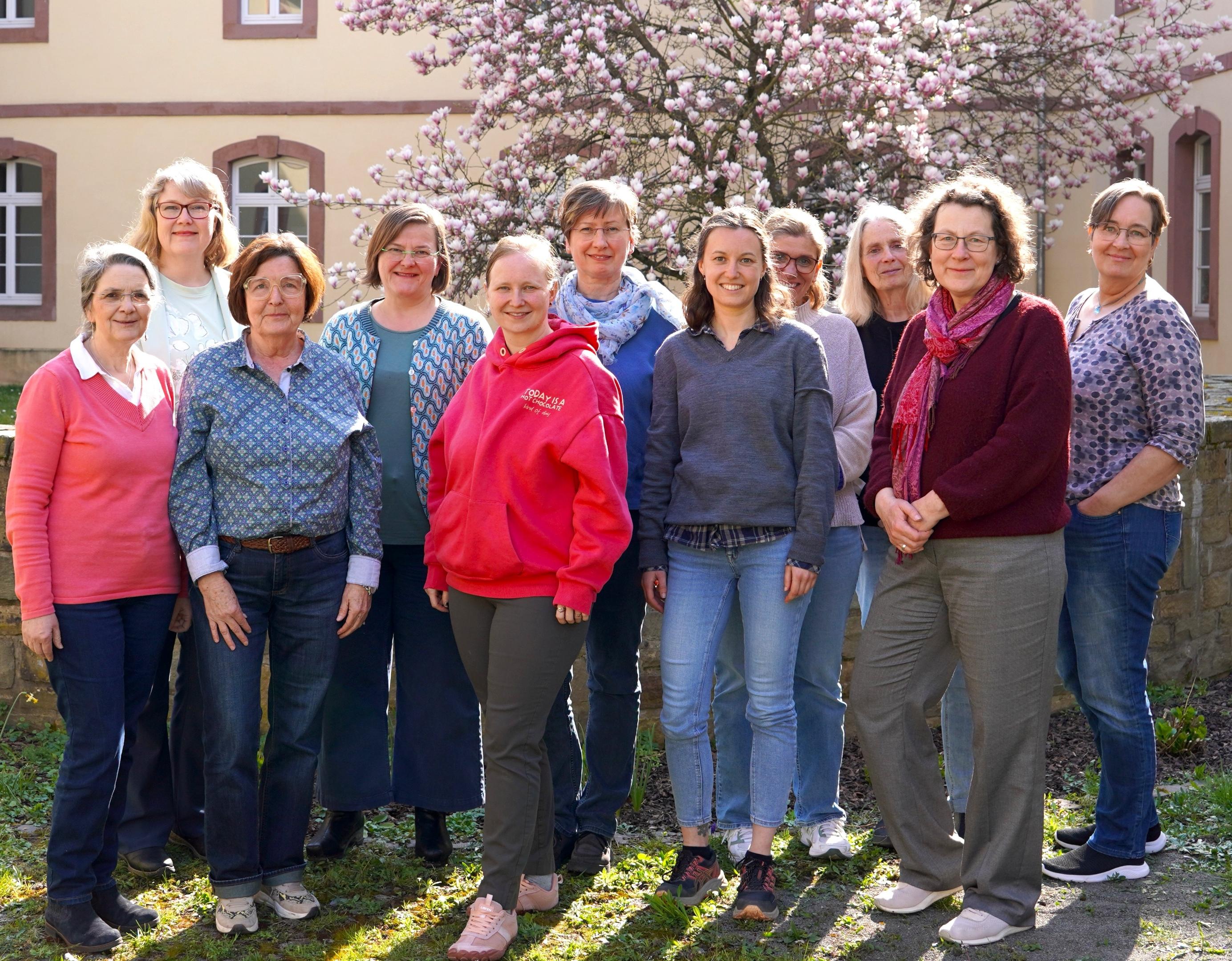 11 Frauen unterschiedlichen Alters stehen für ein Gruppenbild zusammen