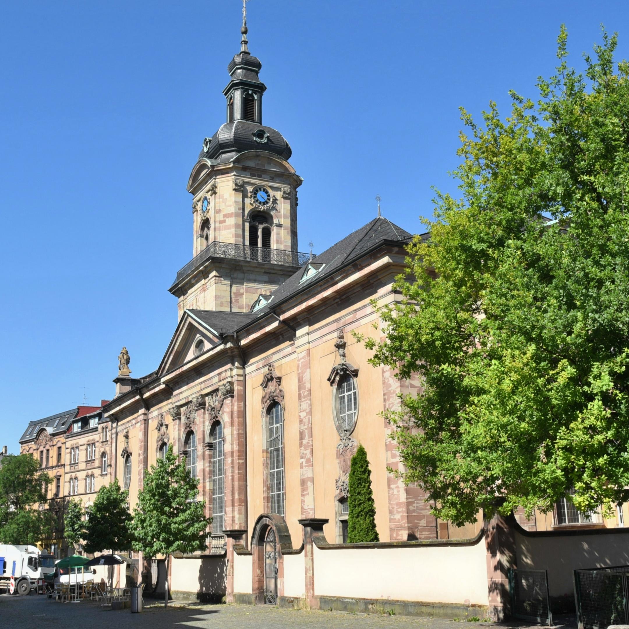 große Kirche mit einem Turm unter blauem Himmel umgeben von einer Mauer