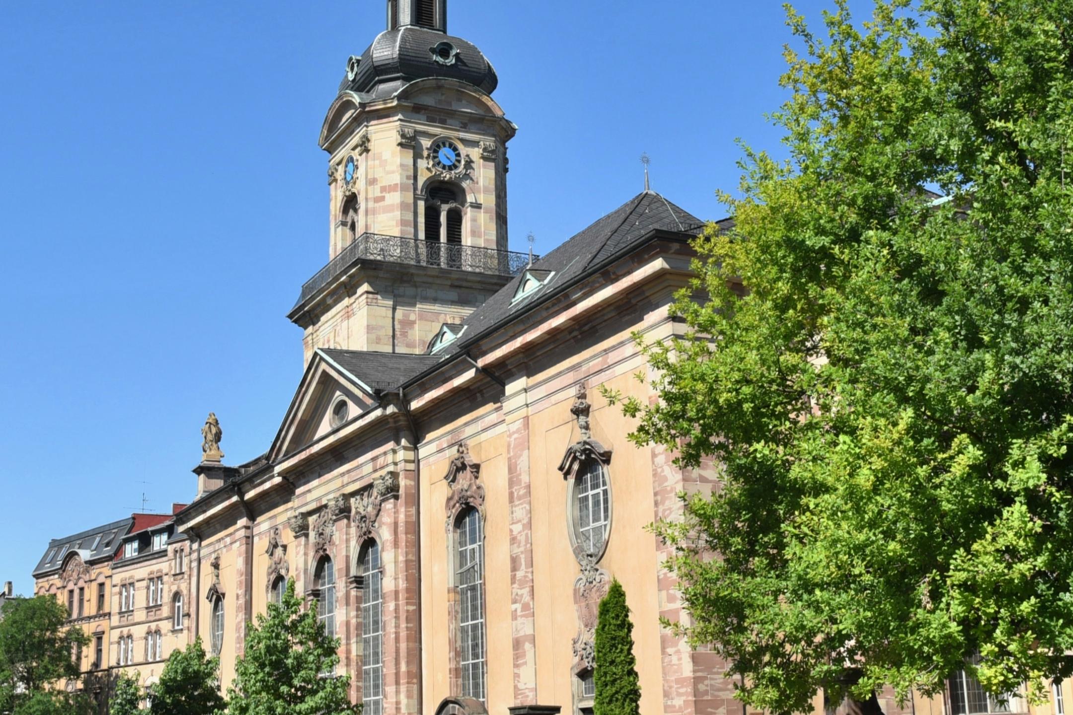 große Kirche mit einem Turm unter blauem Himmel umgeben von einer Mauer (c) Stefan Sieg Saarbrücken große Kirche mit einem Turm unter blauem Himmel umgeben von einer Mauer