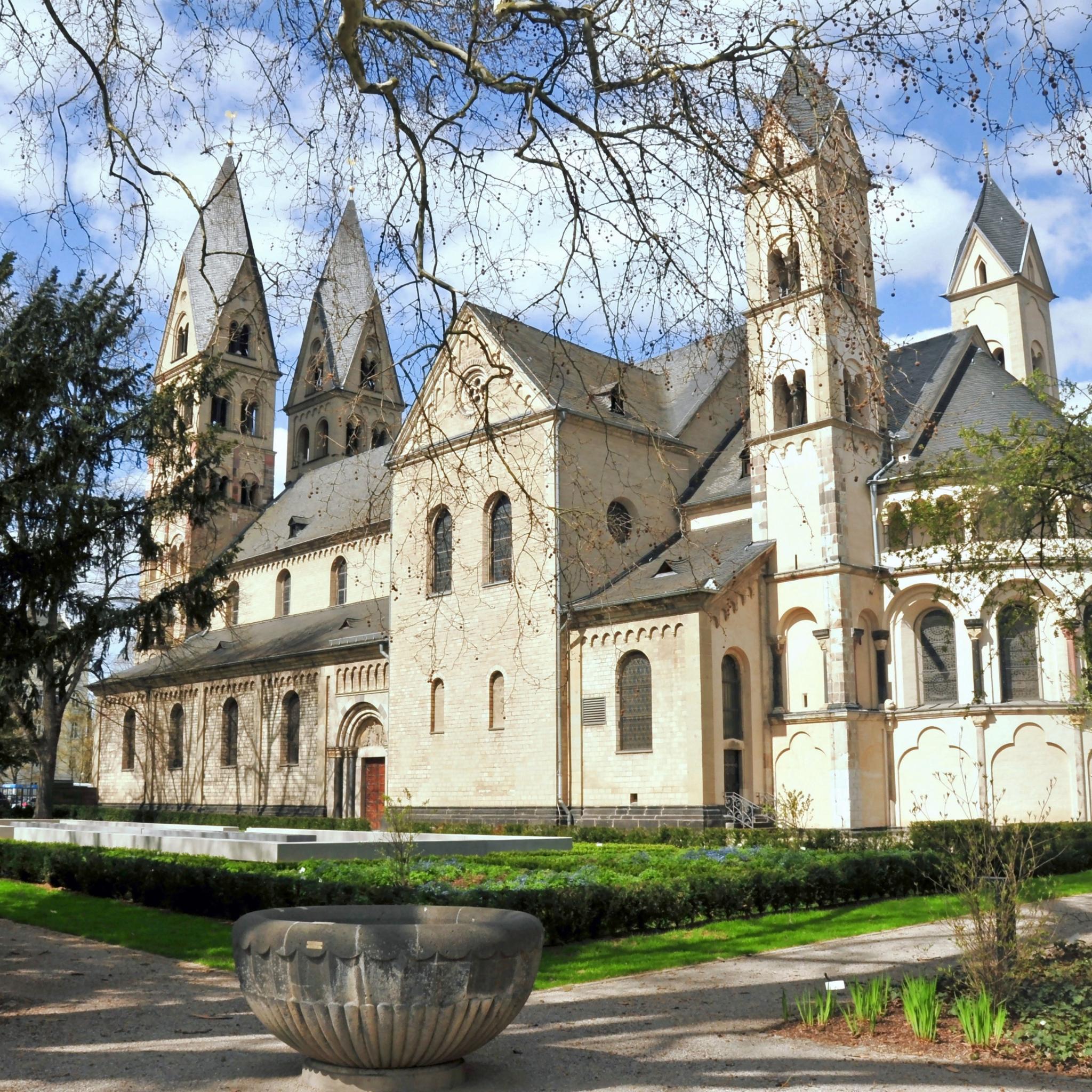 große Kirche in Seitenansicht mit vier kleinen Türmen