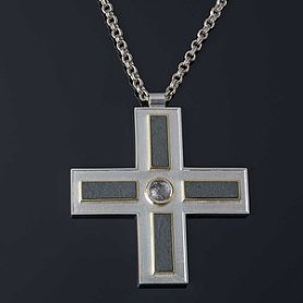 Hier ist das Brustkreuz von Weihbischof Gebert abgebildet. Es ist silber und gleichschenklig