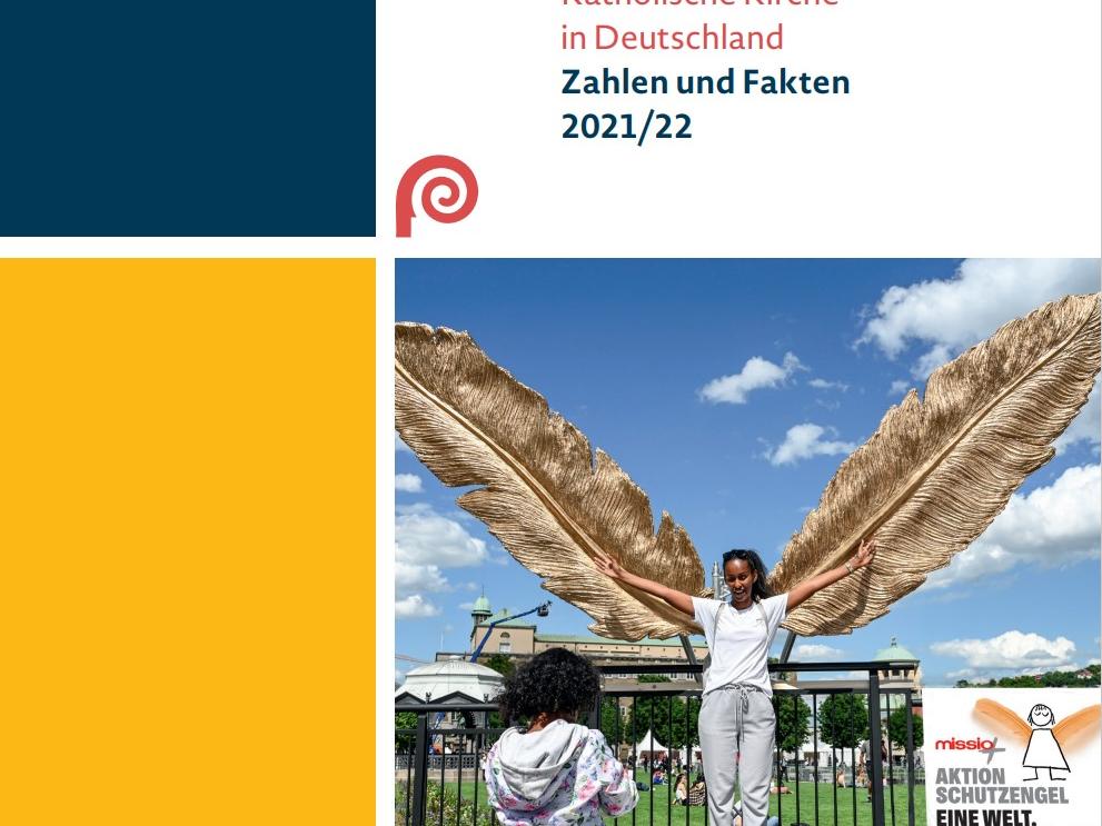Ein Kind posiert vor zwei Engelsflügeln