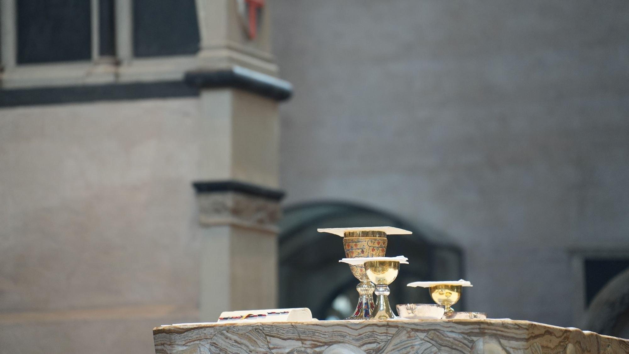 Blick auf den Altar im Dom. Man sieht den Kelch und die Hostienschale