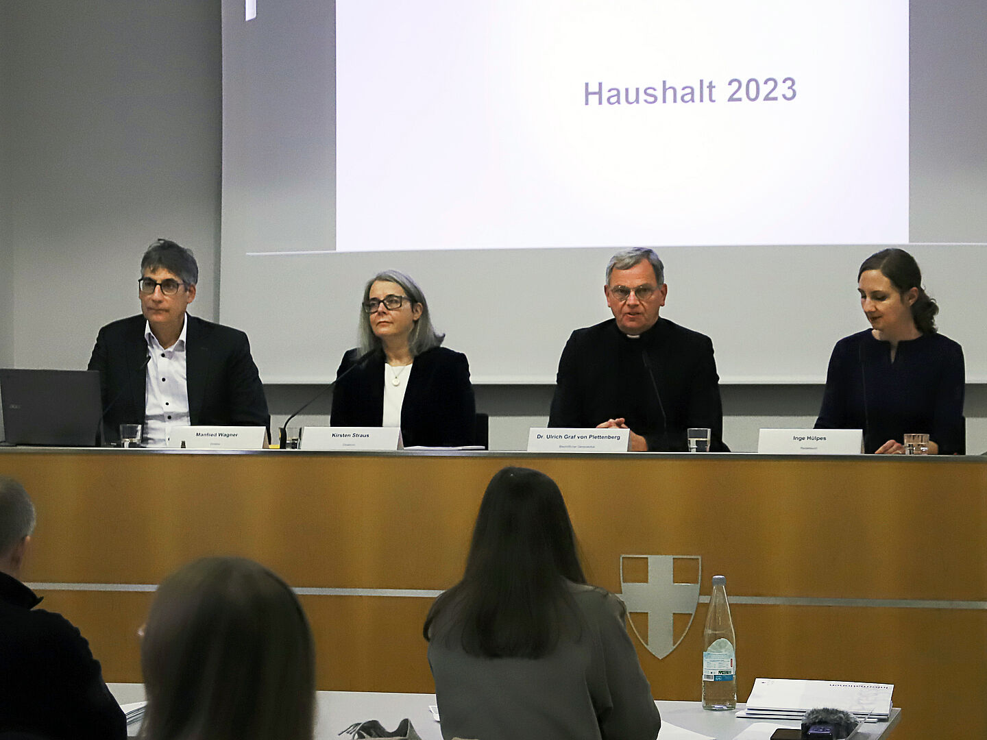(vlnr.) Direktor Manfred Wagner, Direktorin Kirsten Straus, Generalvikar Dr. Ulrich Graf von Plettenberg und Inge Hülpes, Redakteurin