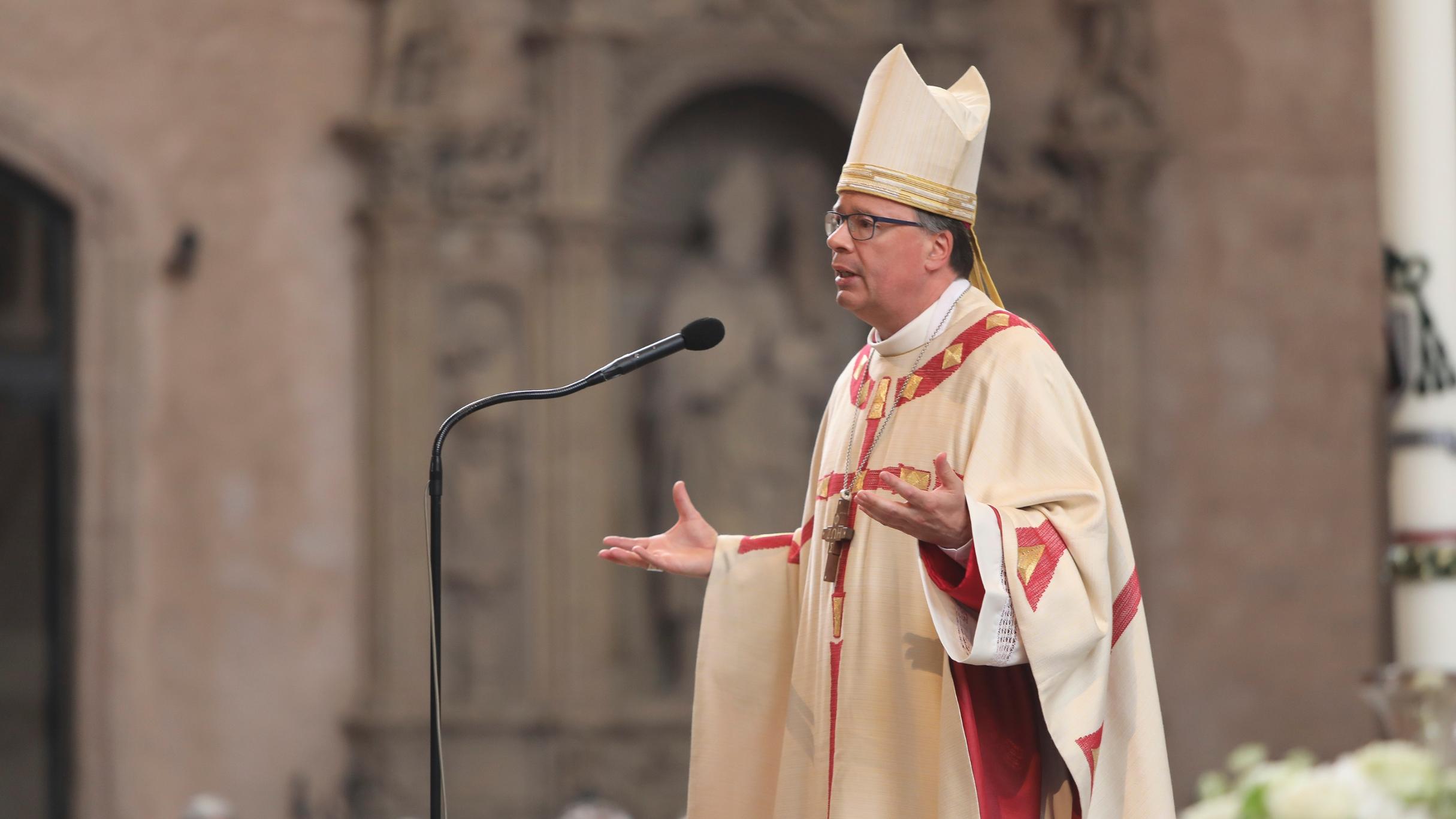 Archivbild: Bischof Ackermann bei einer Predigt im Dom