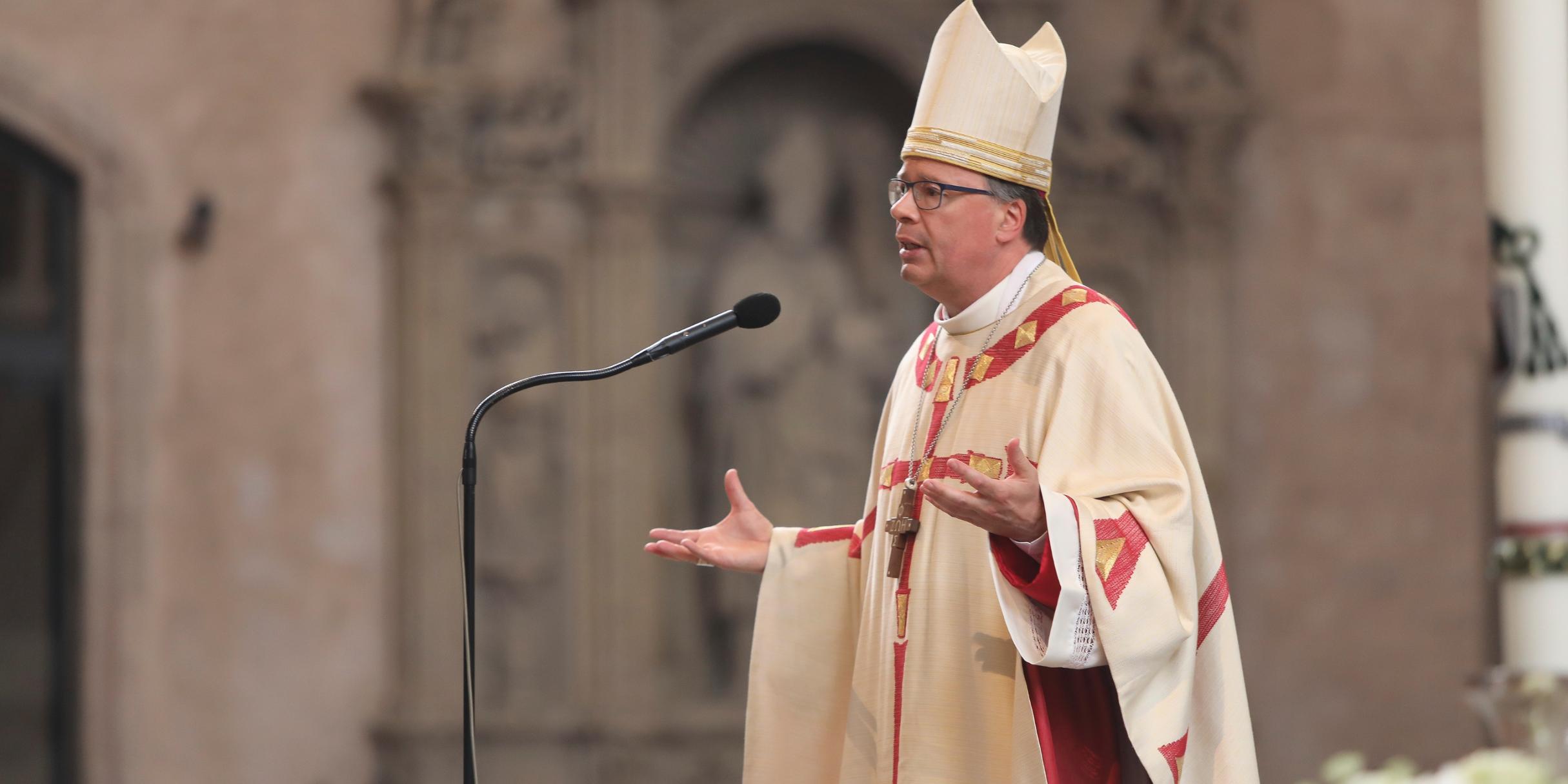 Archivbild: Bischof Ackermann bei einer Predigt im Dom