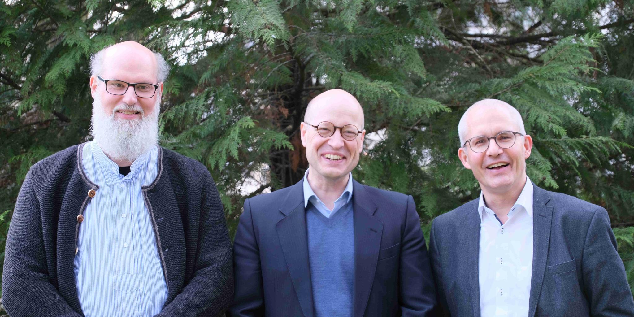 Die drei Diakone in einem Gruppenfoto. Sie lächeln in die Kamera