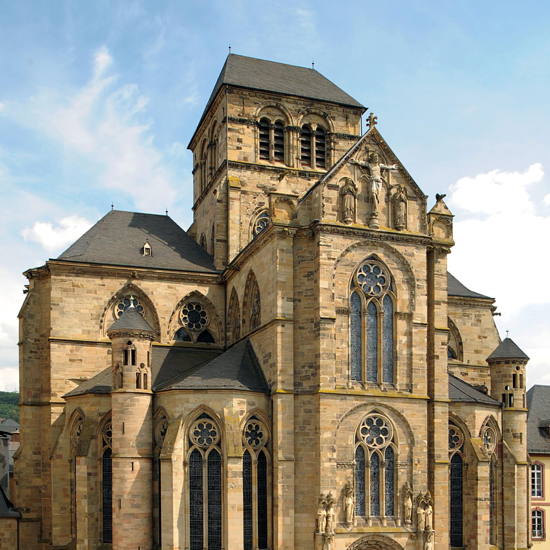 große Kirche mit mehreren Fenstern