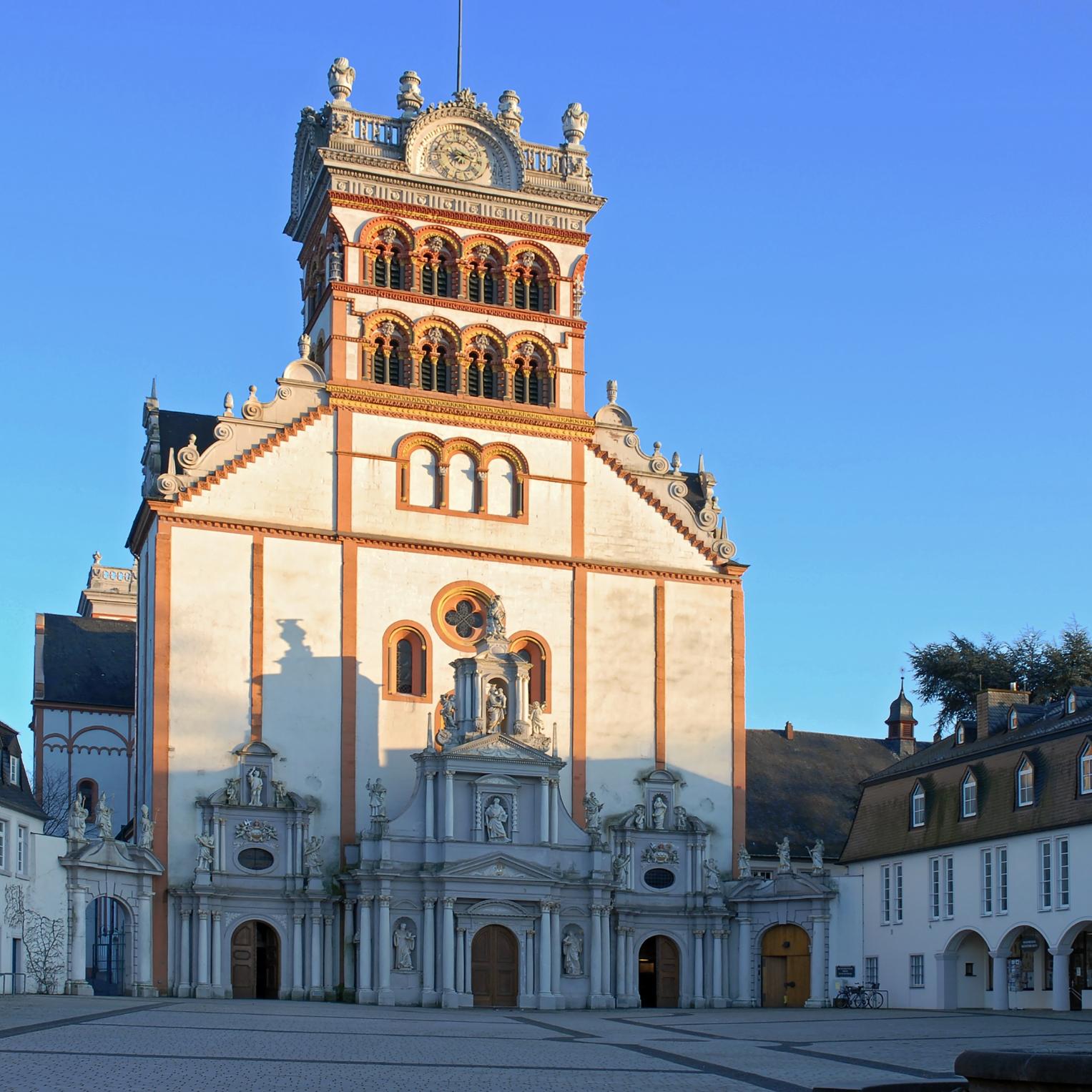 große Kirche mit einem Turm