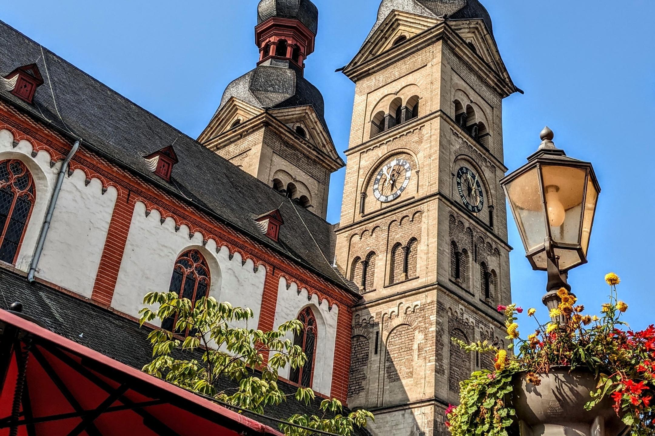 eine große Kirche mit zwei Türmen (c) Elisabeth Lauderbach eine große Kirche mit zwei Türmen