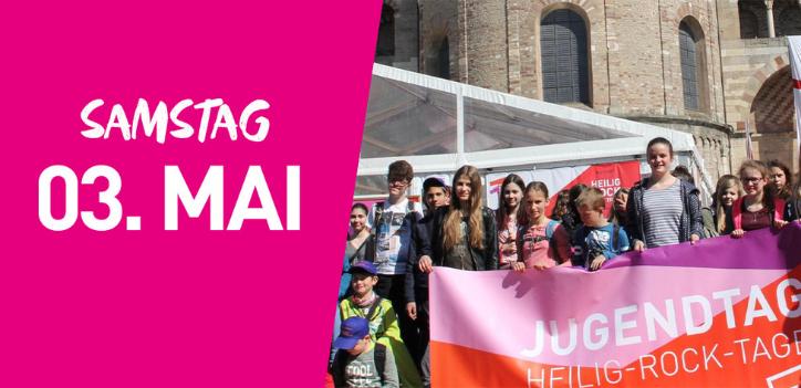 Eine Gruppe junger Menschen steht mit einem großen Banner vor dem Trierer Dom. Auf dem Banner steht Jugendtag. Links im Bild steht auf pinkfarbenem Hintergrund Samstag dritter Mai