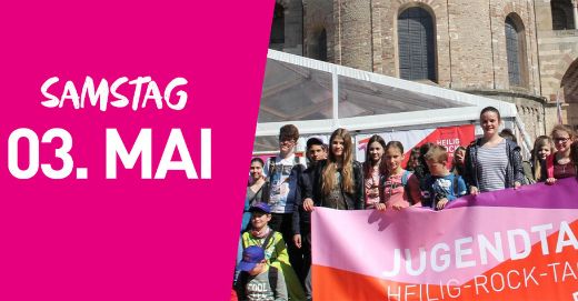 Eine Gruppe junger Menschen steht mit einem großen Banner vor dem Trierer Dom. Auf dem Banner steht Jugendtag. Links im Bild steht auf pinkfarbenem Hintergrund Samstag dritter Mai