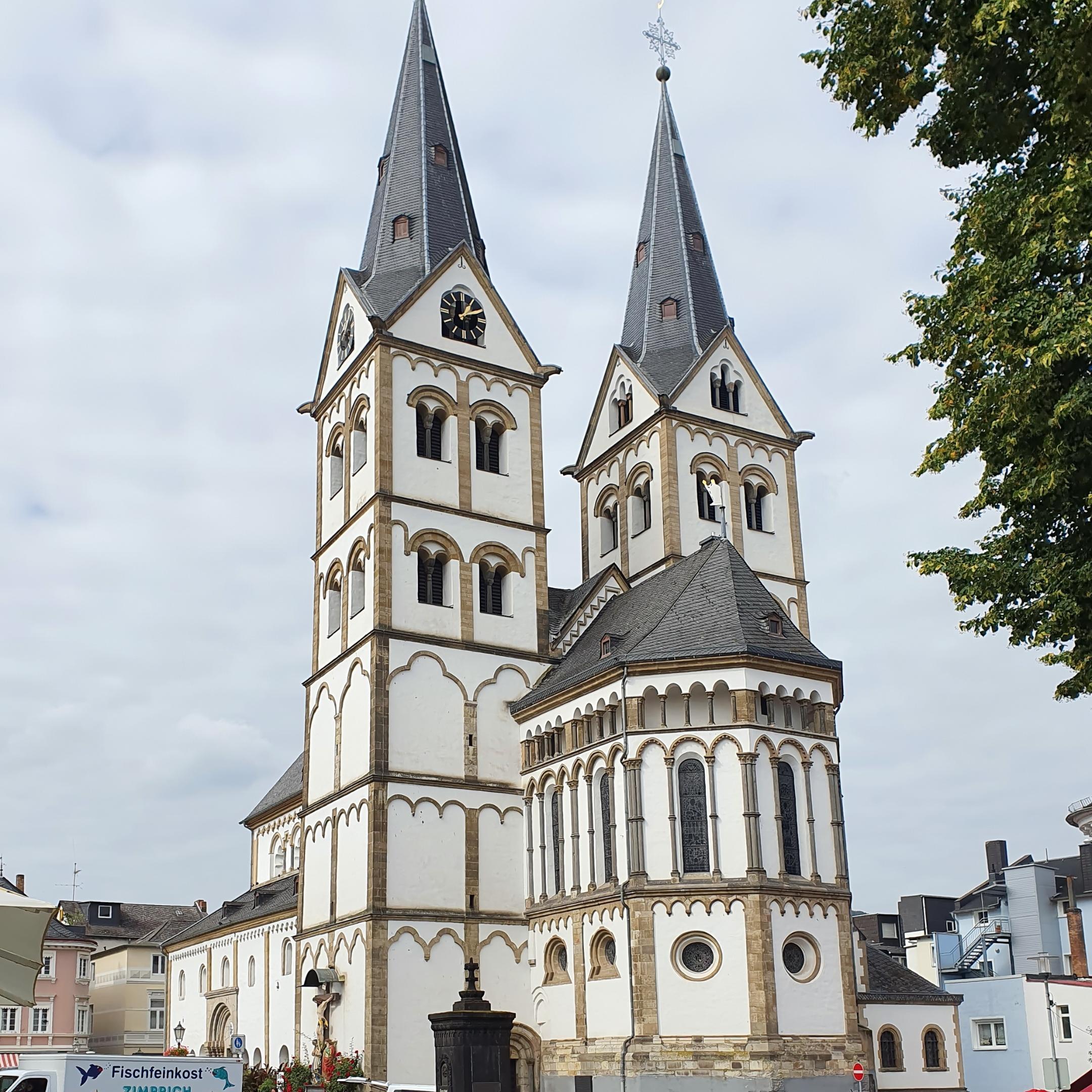 große weiße Kirche mit zwei Türmen