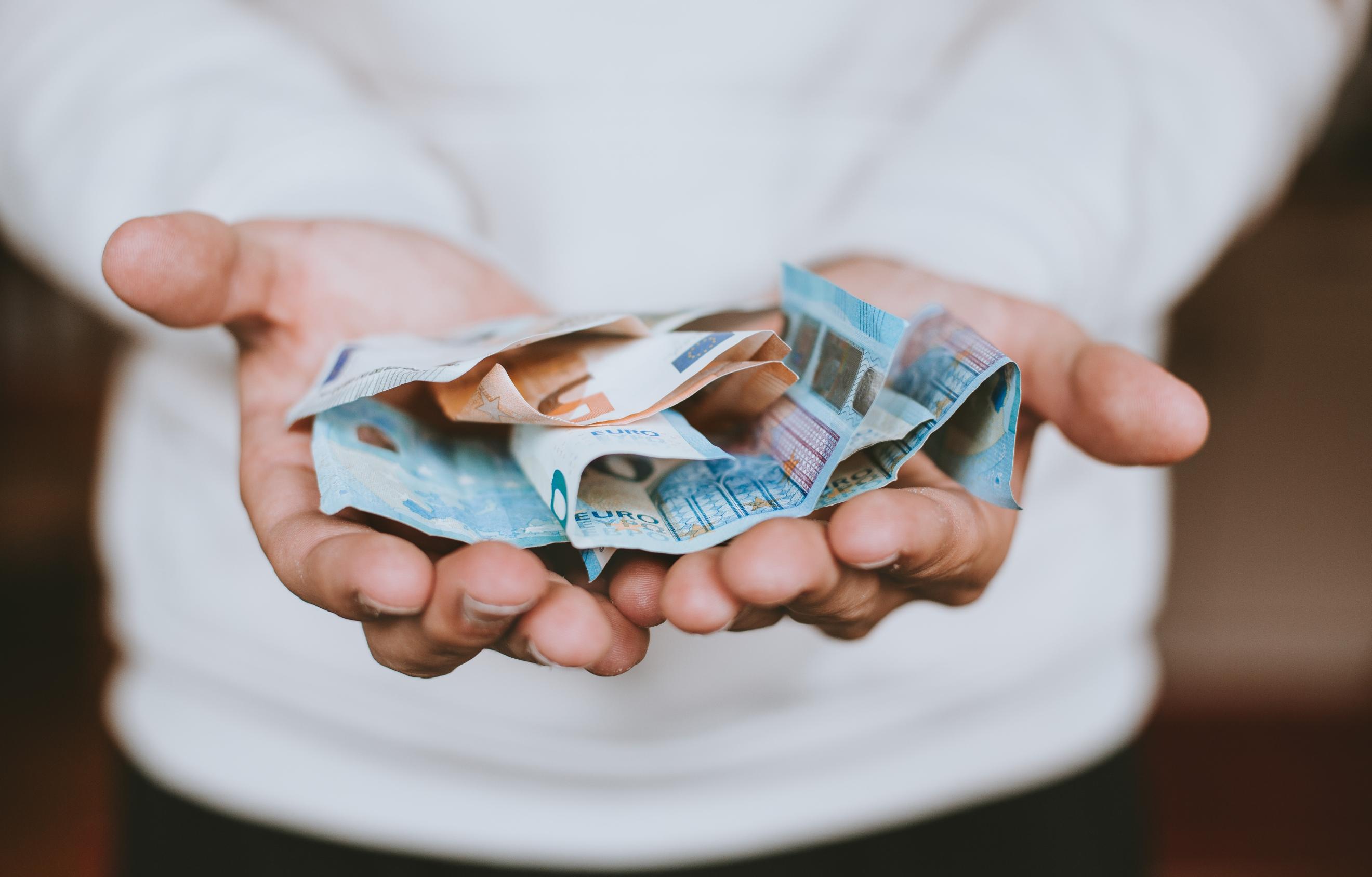 geld geldscheine christian-dubovan-Y_x747Yshlw-unsplash
