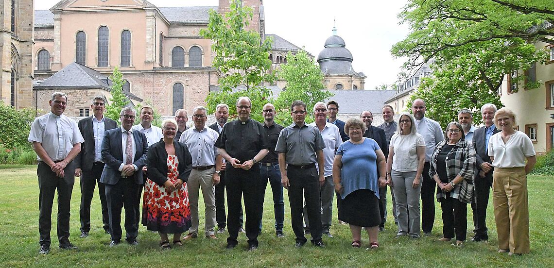 Der Kirchensteuerrat bei seinem ersten Treffen mit Bischof Stephan Ackermann im Jahr 2022.