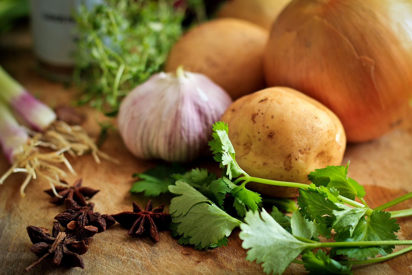Mit frischen Lebensmitteln arbeiten, fühlt sich einfach gut an. Viele Kräuter kommen aus dem eigenen Garten. Komm und mach mit!