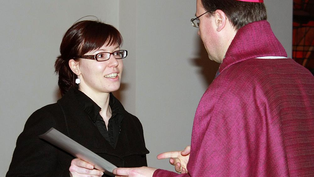 missio canonica Ackermann Im kirchlichen Auftrag: der damalige Weihbischof Ackermann erteilt einer Religionslehrerin die 'missio canonica'