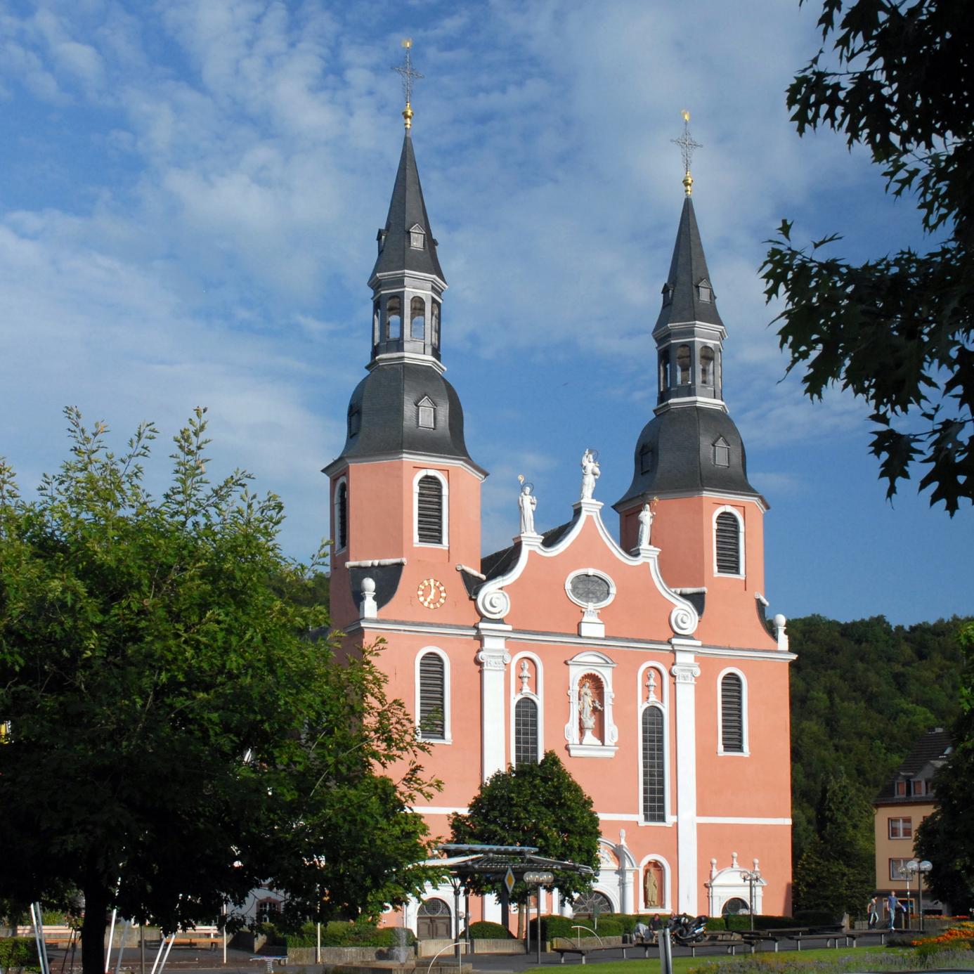rosafarbene Kirche mit zwei Türmen