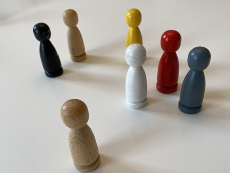 Verschiedenfarbige Spielfiguren stehen auf einem Tisch