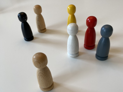 Verschiedenfarbige Spielfiguren stehen auf einem Tisch