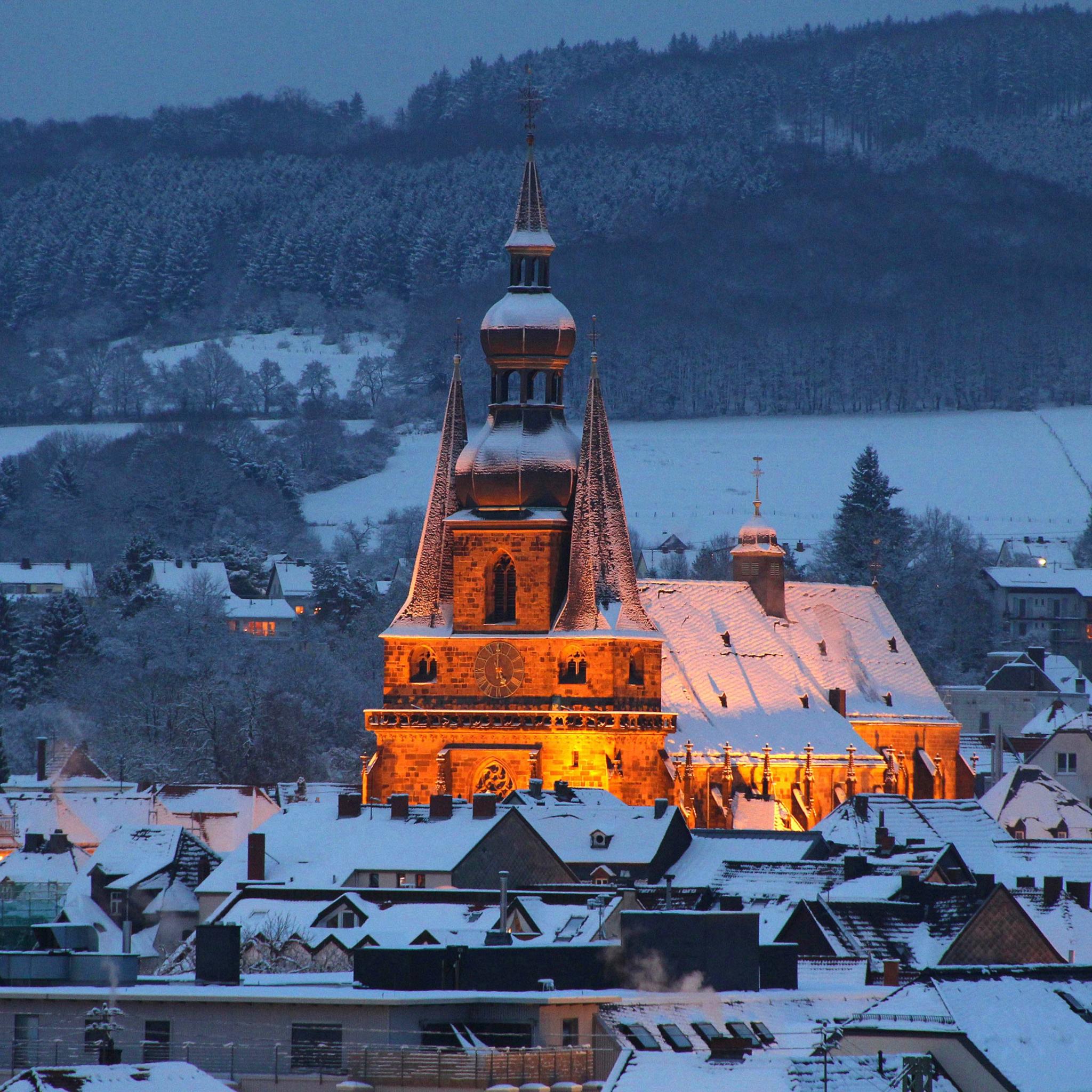 Kirche mit einem Turm beleuchtet im Schnee
