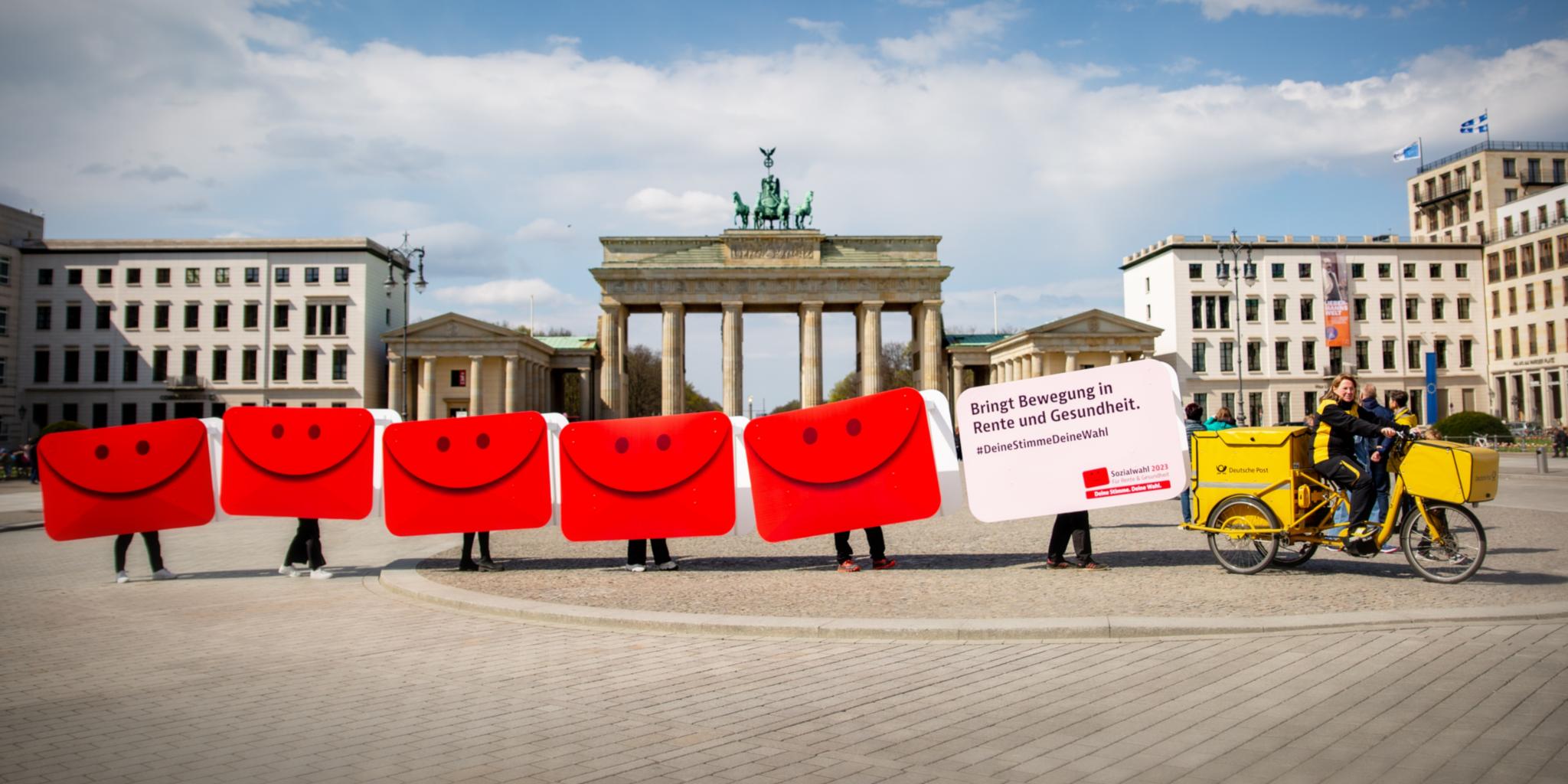 Die Wahlbriefumschläge vor dem Brandenburger Tor