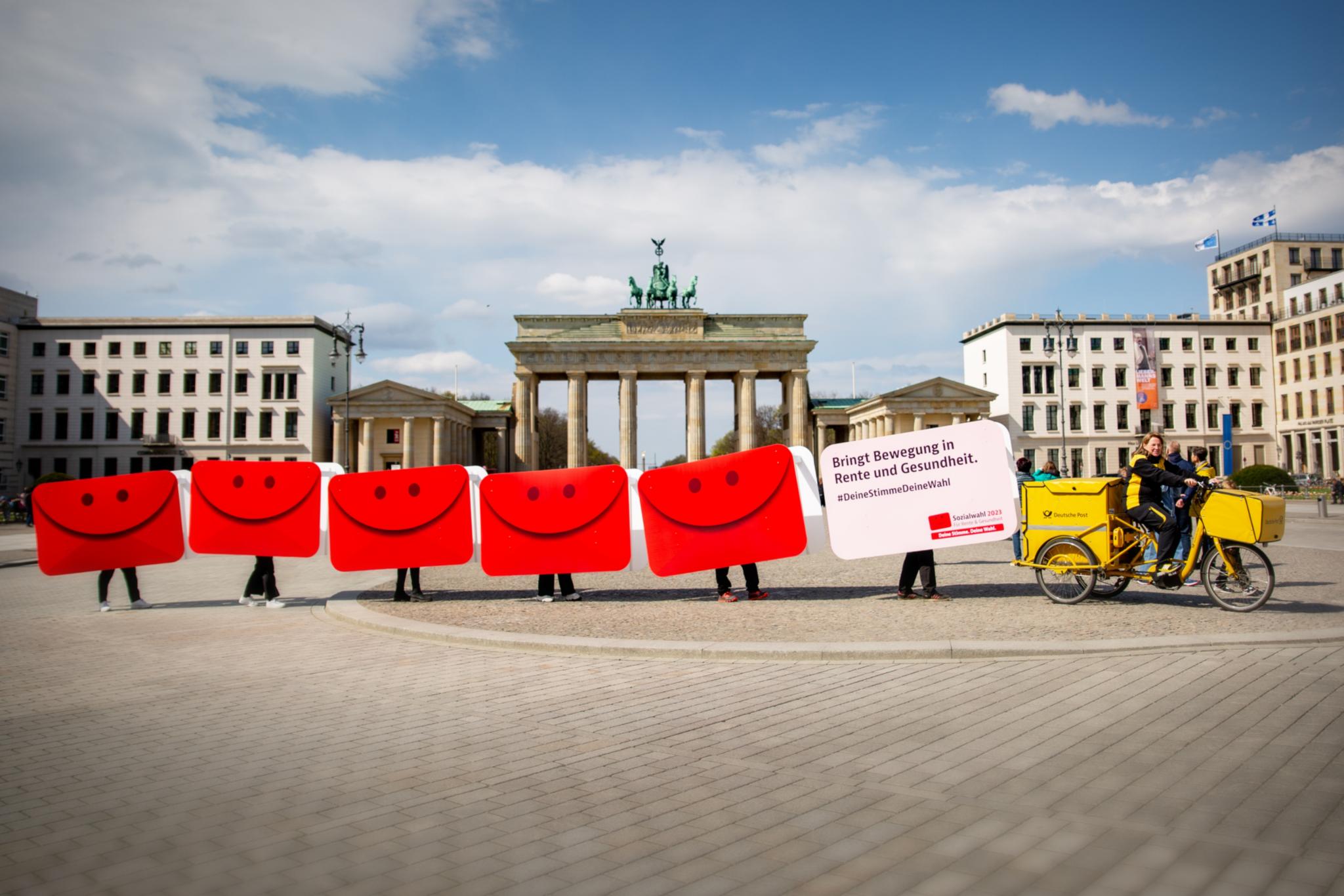 Die Wahlbriefumschläge vor dem Brandenburger Tor