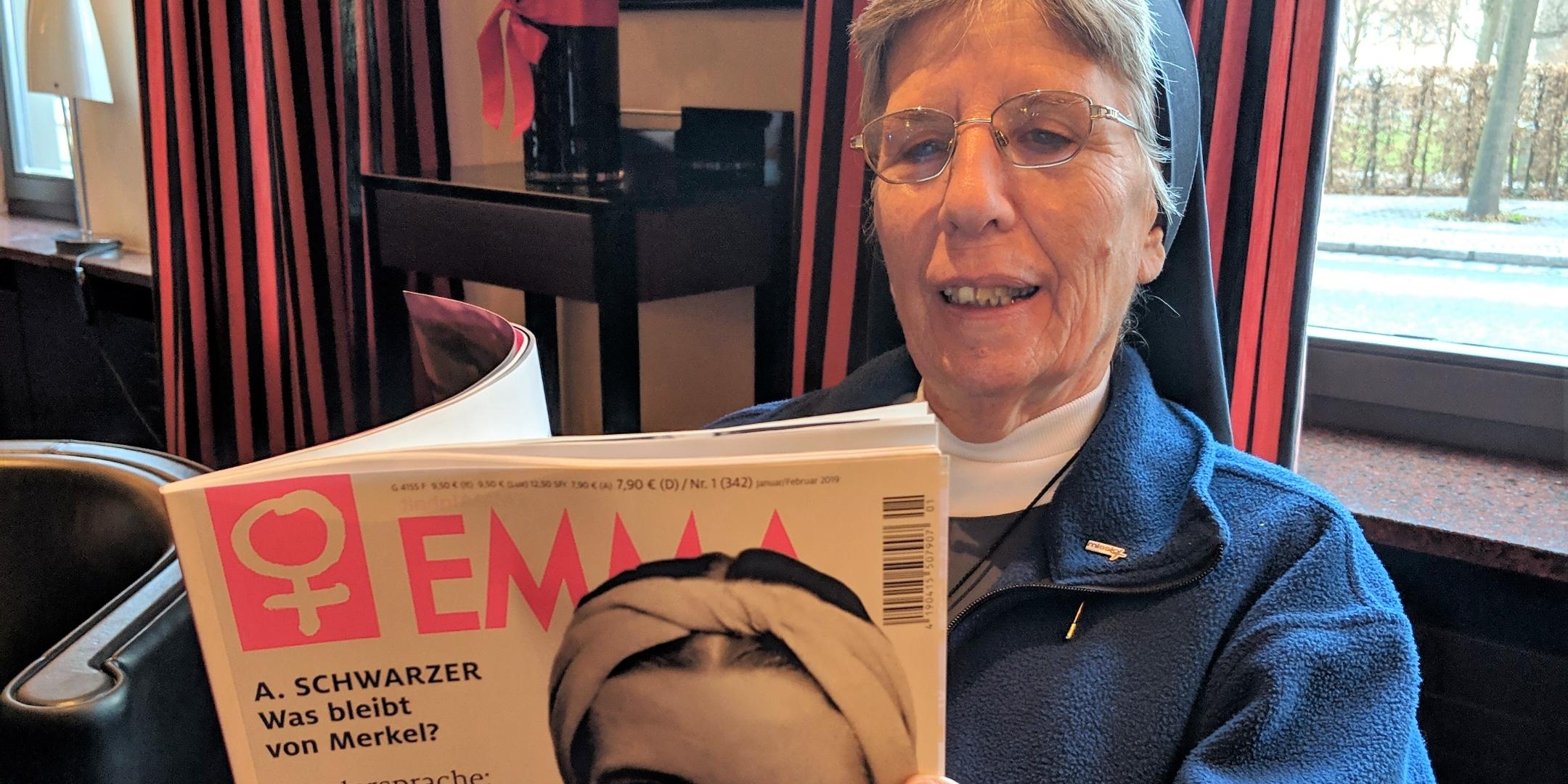 Sr. Lorena liest Frauenzeitung